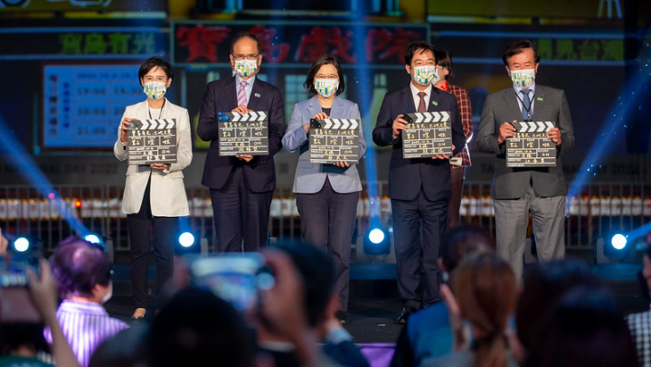 總統與副總統、立法院長暨國慶籌備委員會主任委員游錫堃、中華文化總會副會長江春男、鄭麗君共同點燈