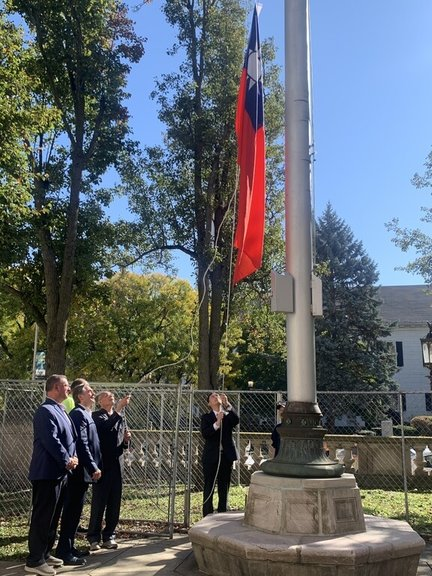 駐波士頓辦事處22日與麻州春田市政府合辦第2屆台灣日，中華民國國旗在市府廣場冉冉升起。（駐波士頓辦事處提供）