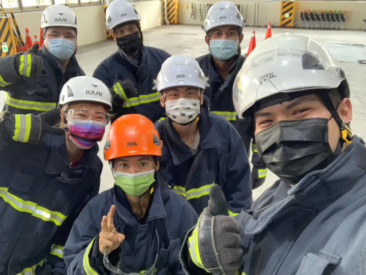 首批獲選赴丹麥受訓的台灣青年黃恩澤（掌鏡者）、陳晏維（左上），分享參與風機大廠Vestas運維過程。（CIP提供）