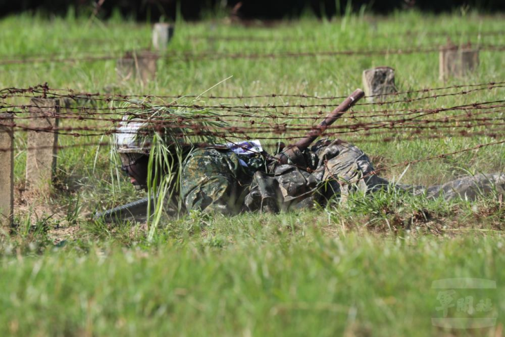 常備兵役軍事訓練第157梯役男通過高絆網