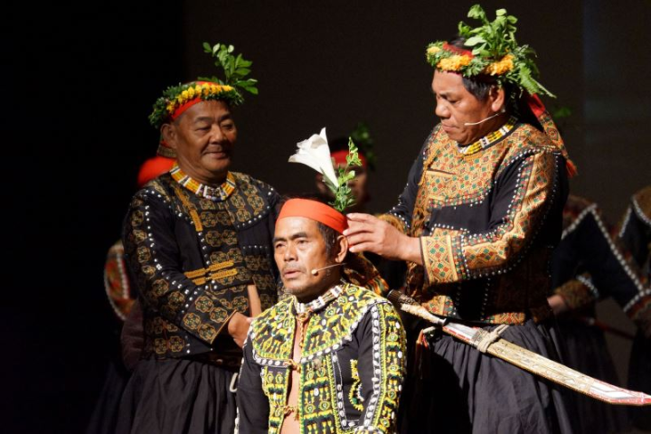 來自屏東縣三地門的【安坡碇樂班文化藝術團】以「樂舞劇」的形式展現排灣族之族群脈絡與日常生活形態。