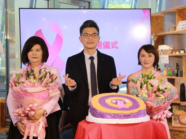 響應國際乳癌防治月，台灣革瑞蔻癌醫智療藝術學會14日辦宣導活動，學會理事長劉良智（中）與乳癌宣導公益代言人劉芯彤（右）及乳癌病友小惠（左）出席。