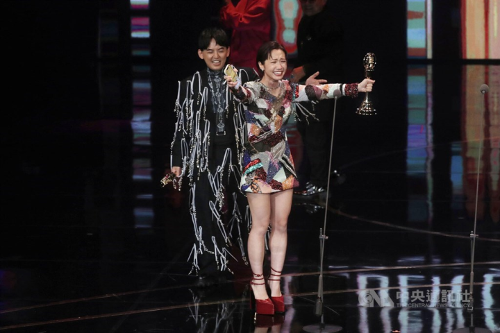 TV host Lulu Huang (front) and her co-host Mickey Huang (back)