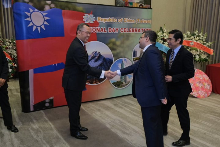 駐土耳其代表處4日舉行國慶晚會，代表黃志揚（左）於會場入口處迎賓。（駐土耳其代表處提供）