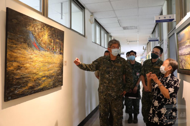 彰化青溪新文藝學會理事長常連芳介紹陳展作品。（陸軍第十軍團提供）