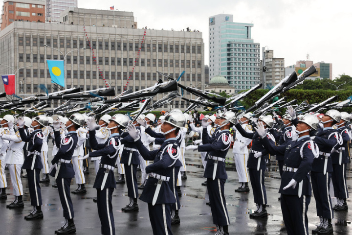 中華民國111年國慶大會10日上午在總統府前登場，國防部三軍樂儀隊眼神專注完成演出，展現精湛操槍技巧。