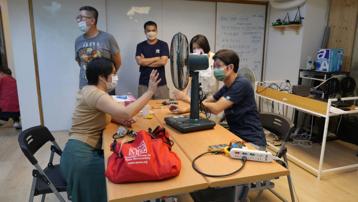 地球公民基金會2日下午在高雄舉辦「讓我們重修舊好－修理咖啡館」，現場交流分享學習維修與實踐經驗，也在現場進行小家電維修實作，盼藉延長物品使用年限改變拋棄式文化。（地球公民基金會提供）