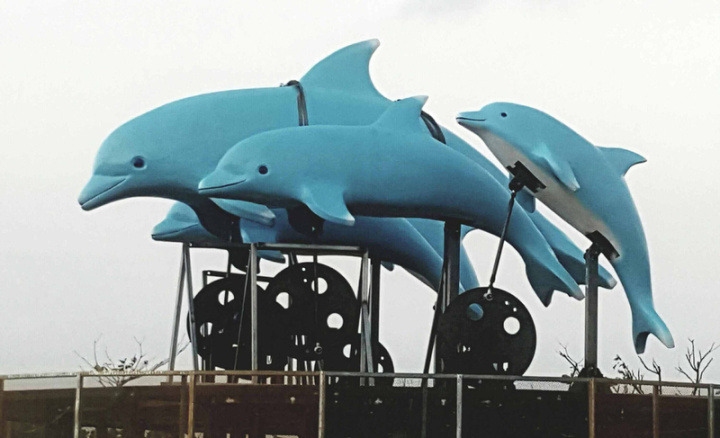 澎湖國際燈光藝術節7日晚間在馬公第三漁港國際廣場揭幕，海豚舞躍銀波與光耀漁翁島等大型海島主題地景藝術陸續設置完畢。