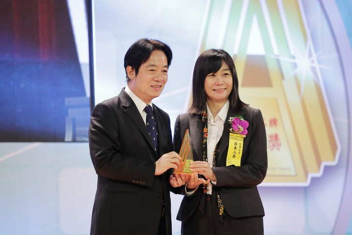 副總統一一頒發國家品牌玉山獎「傑出企業類」予得獎企業，表彰其卓越品牌形象