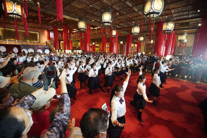 受文總及慶籌會邀請，將於國慶典禮上演出的日本京都橘高校吹奏部學生，6日上午在台北圓山大飯店大廳快閃演出，大批觀光客圍觀搶拍。