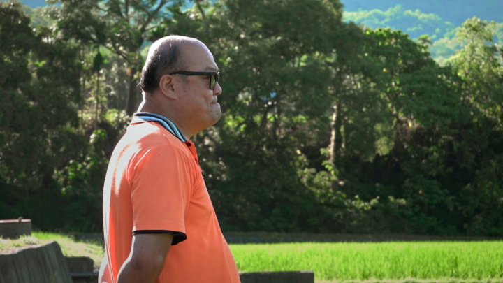 紀錄片「稻浪上的夢想家」的拍攝，緣起2019年池上建興米廠老闆梁正賢（圖）對導演蕭菊貞說，是不是也要拍一下農民的故事，許多老農民都80歲了，再不拍就來不及了。（稻浪上的夢想家製作團隊提供）