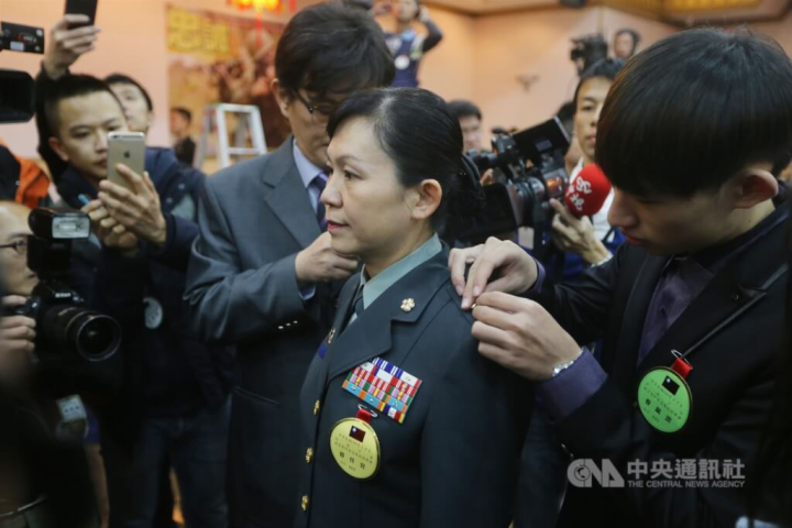 政戰局副局長陳育琳成國軍建軍以來首位女性中將。圖為2014年陳育琳晉升少將，家人幫她換上新的官階。