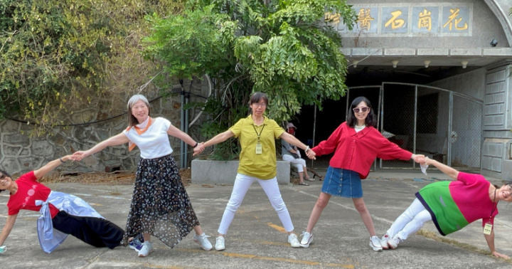 金門縣政府連續5年辦理的「老兵召集令活動」最近登場，打頭陣的是國防醫學院校友老兵和眷屬團共87人，眾人來到昔日服務的花崗石醫院開心合影。