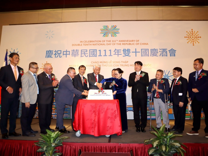  睽違兩年後，駐越南代表處恢復舉辦實體國慶酒會，駐越南代表石瑞琦（左6）與越南商工總會秘書長陳氏蘭英（右5）一起切蛋糕。