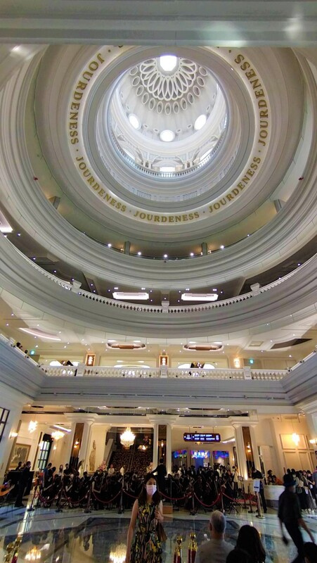 占地1萬5000坪位於嘉義縣大林的佐登妮絲城堡，近日試營運，華麗氣派的歐洲宮廷建築，室內挑高圓形穹頂相當吸睛。