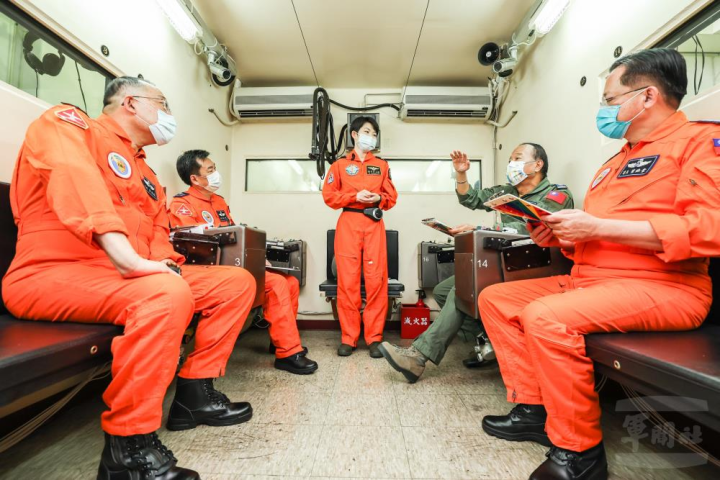 國防部副部長柏鴻輝邀內政部政務次長陳宗彥等人了解國軍空勤人員訓練設施。