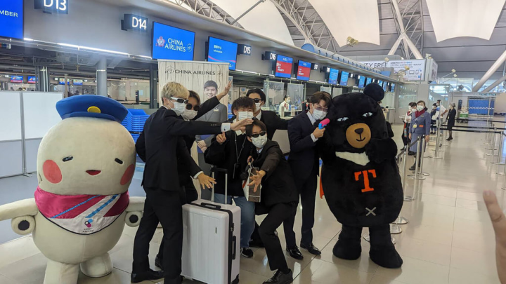 交通部觀光局駐大阪辦事處、大阪觀光局等13日在關西機場辦賀台日重啟觀光往來儀式。台灣觀光代言人Oh Bear喔熊組長（右1）及關西國際機場吉祥物Sorayan（左1）送往迎來。（交通部觀光局大阪辦事處提供）