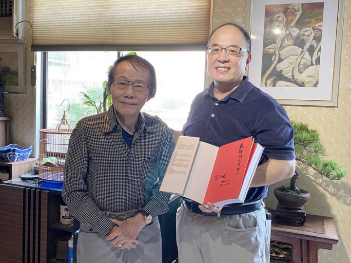 國寶級電影海報畫家陳子福逝世，文化部將呈請總統 褒揚。圖為陳子福（左）於專書「繪聲繪影一時代： 陳子福的手繪電影海報」簽名留念，並與國家電影及 視聽文化中心董事長藍祖蔚（右）合影。 （國家影視聽中心提供）