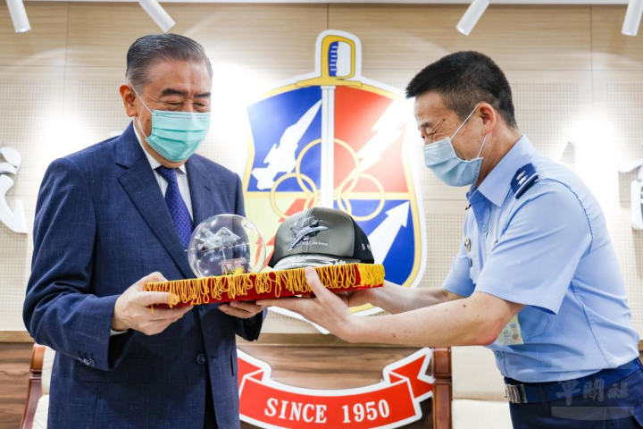 空作部回贈李理事長紀念帽及幻象2000戰機模型，感謝他的支持與鼓勵。