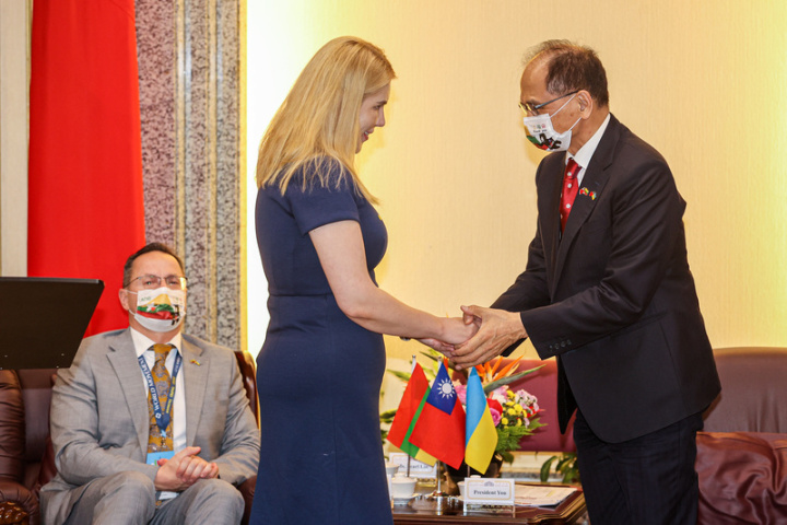 立法院長游錫堃（右起）25日在立法院接見烏克蘭國 會議員盧狄克（Kira Rudik）、立陶宛歐洲事務委會 副主席帕季格（Zygimantas Pavilionis）一行，游 錫堃與盧狄克握手致意。游錫堃表示，在正值烏克蘭 局勢動盪時刻，盧狄克仍來到台灣用具體行動表示對 台灣的重視，他代表國會致上最誠摯的謝意。