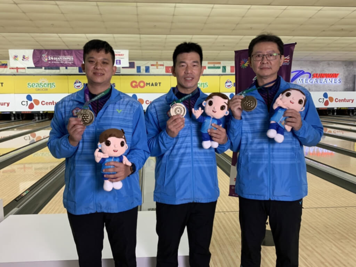 第24屆達福林匹克運動會（俗稱聽障奧運）保齡球項目26日在馬來西亞吉隆坡進行男子三人賽，由陳建豪（左起）與林呈恩、謝盛福「合體」的台灣隊，在4強賽以184比209惜敗韓國，再添1面銅牌。（體育署提供）