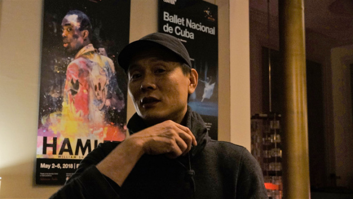 因為疫情睽違國際舞台2年多的雲門舞集，這次帶著「十三聲」首度海外公演，藝術總監鄭宗龍於美東時間19日受訪時說很興奮，終於可以出來跟大家分享台灣街頭的活力。