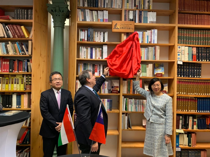 From left: Taiwan's representative to Hungary Liu Shih-chung, Eötvös Loránd University Vice Rector Imre Hamar, and National Central Library Director-General Tseng Shu-hsien. Photo courtesy of Taipei Representative Office in Budapest, Hungary