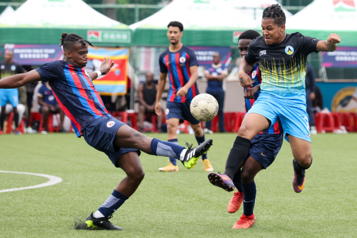 有「台灣世足賽」之稱的「台灣國際友誼足球賽」8日在輔仁大學足球場登場，共有18支隊伍同場較勁，選手在場上賣力拼搏，爭取佳績。