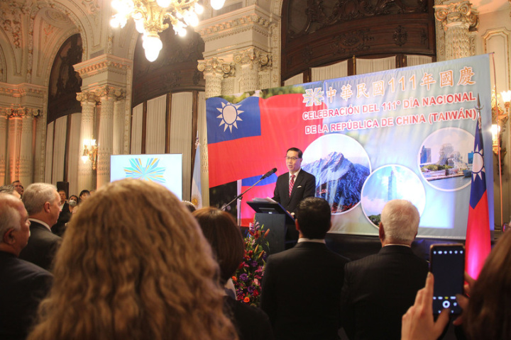 駐阿根廷代表處5日晚間舉行國慶酒會，逾250名外交、經貿、學術、文化及僑界等領域代表出席。駐阿代表曹立傑致詞表示，面對疫情、全球經濟衝擊及軍事威脅，台灣能沉著面對，持續創造亮眼的經濟成長。