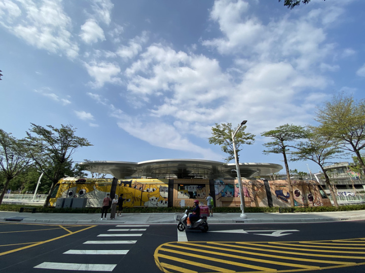 高雄輕軌C20至C24站5日通車試營運，市府捷運局、中鋼工程團隊和高雄捷運公司，共同以高雄捷運橋頭糖廠站長蜜柑和網紅貓咪黃阿瑪圖案，打造一輛彩繪列車，也成為試營運首發列車。