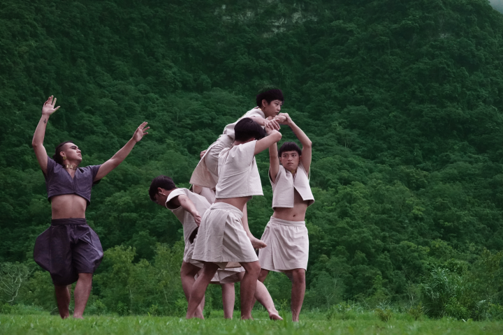 藝術家東冬侯溫與合作藝術家創作之《遊林驚夢：巧遇Hagay（研究計畫）》，以七件錄像作品組件及陶瓷雕刻石塊創作裝置，呈現藝術家2020年至2022年的期間的創作記錄影像。（圖像、攝影：翁程軒）