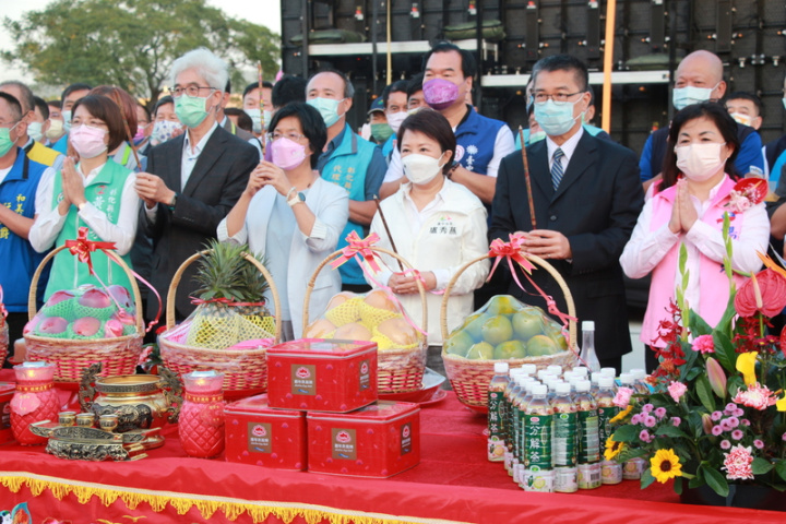 台中大肚與彰化和美跨河橋梁新建工程27日舉辦開工典禮，內政部長徐國勇（前右2起）、台中市長盧秀燕、彰化縣長王惠美等人出席，完工後將縮短兩方的通聯距離。