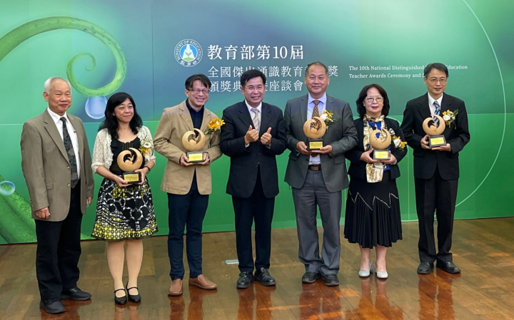 傑通獎頒獎，左起林福來教授、獲獎人李雪甄教授、獲獎人何昕家教授、潘文忠部長、獲獎人徐義權教授、獲獎人鄭圓圓（鄭月妹）教授、代領人周泰立教授