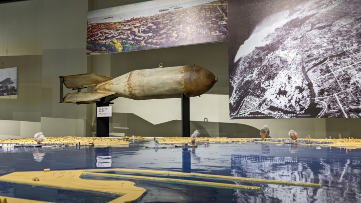 高雄市立歷史博物館《大高雄歷史常設展》，以「水系、鐵道、海港」三大主題為敘事軸線，詮釋高雄城市演變史。突圍「海港」展廳，透過模型與老照片，呈現二戰時期高雄港被轟炸的情景。