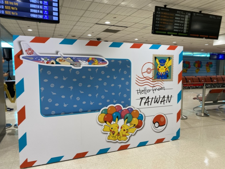 中華航空「皮卡丘彩繪機CI」是台灣首架寶可夢彩繪機，日前舉辦微旅行公益活動，收入將全數捐給公益團體，華航在候機室也準備即拍即印的拍照設備跟場景。