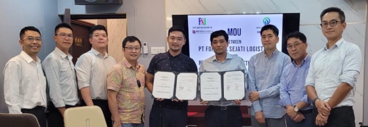 Formosa Sejati Logistics President David Wu (5th from left) and PT. PLC Supervisor Choi Joon Hyuk (4th from right) at the signing ceremony in Surabaya, Indonesia.