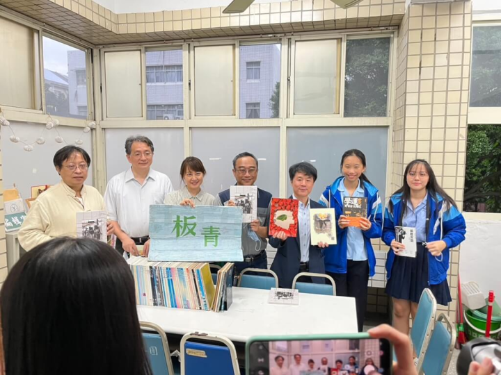 報導者執行長何榮幸（右3）13日與板橋高中校友曾建元（左1）、周克任（左4）等人帶「板青37期」校刊回母校板橋高中板青社，並與板青社學生交流。（圖取自facebook.com/jungshin.ho）