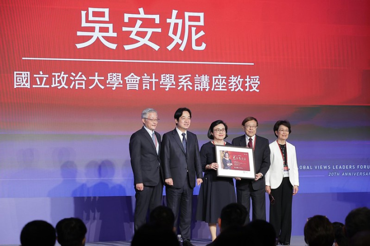 副總統與獲獎人合影