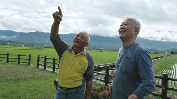 長期關心池上並在當地駐村創作的作家蔣勳（右）被紀錄片「稻浪上的夢想家」所感動，他表示，這部作品記錄農村經努力不再貧窮、勞苦、保守，能鼓舞許多在各個角落默默努力的人。（稻浪上的夢想家製作團隊提供）