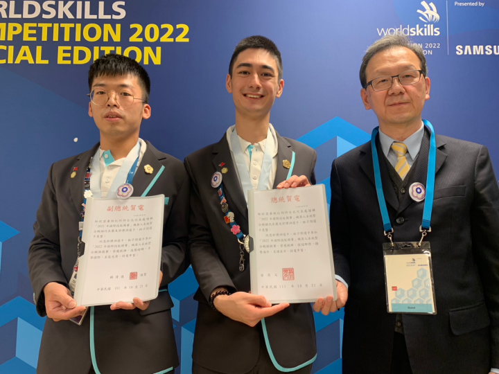 2022國際技能競賽機器人系統整合職類我國手奪下銀牌