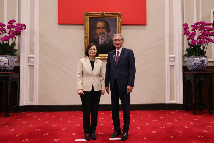 總統與古屋圭司會長合影