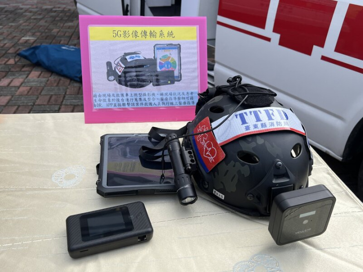 台東縣消防局4個大隊有11支高級救護隊，救護車內可以實施緊急救護，宛如行動急診室，除陸續增加多功能生命跡象監測儀、電動骨針、電子影像喉頭鏡、自動體外心肺復甦機等配備外，28日再升級配備5G影像傳輸系統。