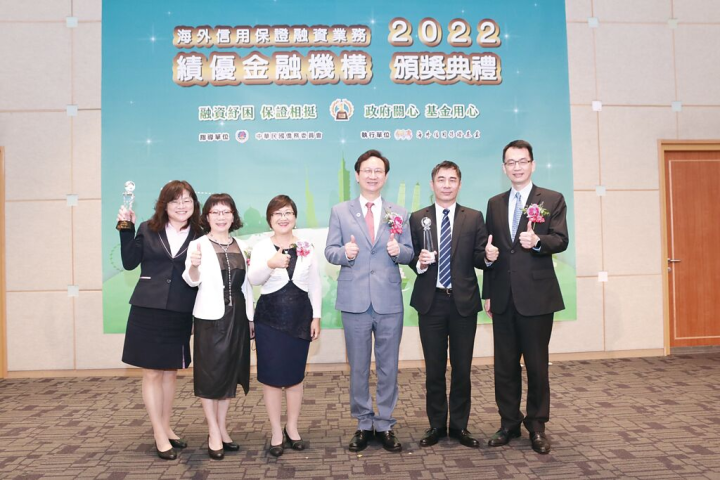 台中銀行企金部協理陳淑貞（左起）、海外信保基金董事長林寶惜、僑委會副委員長徐佳青、僑委會委員長童振源、台中銀行國外部協理呂政道及銀行局副局長童政彰合影。圖／台中銀行提供