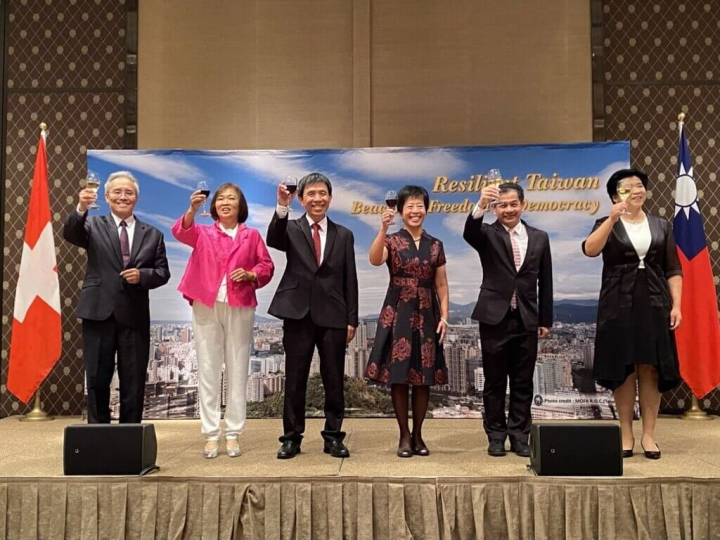 駐日內瓦辦事處與駐世界貿易組織代表團7日晚間舉辦國慶晚會，WTO代表團常任代表羅昌發伉儷（左2、3）、日內瓦辦事處長蘇瑩君（右3）、駐瑞士代表黃偉峰（右2）。（駐日內瓦辦事處提供）