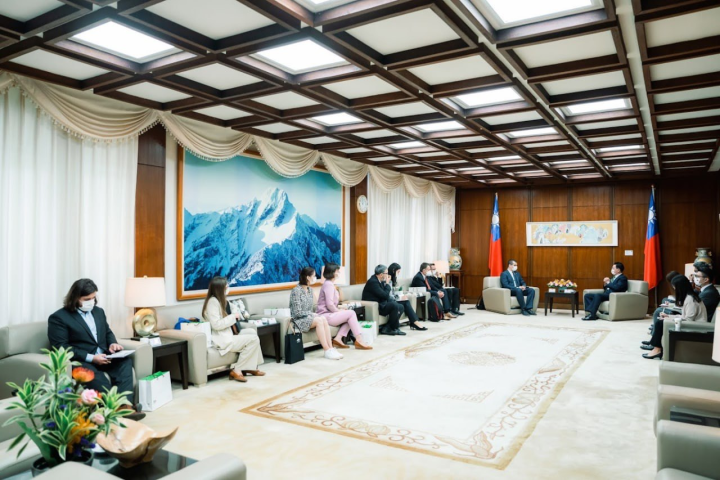 外交部長吳釗燮接見「歐洲價值安全政策中心」執行長揚達（Jakub Janda）乙行。