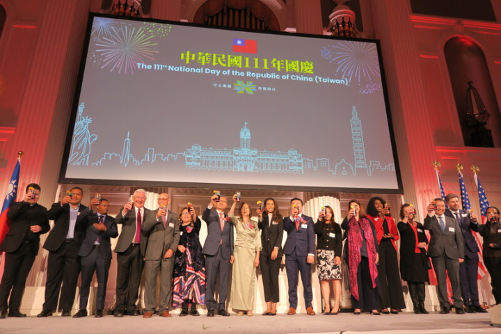 駐紐約辦事處6日舉辦中華民國111年國慶酒會，友邦代表及與會嘉賓登台舉起「自由雞尾酒」合影。