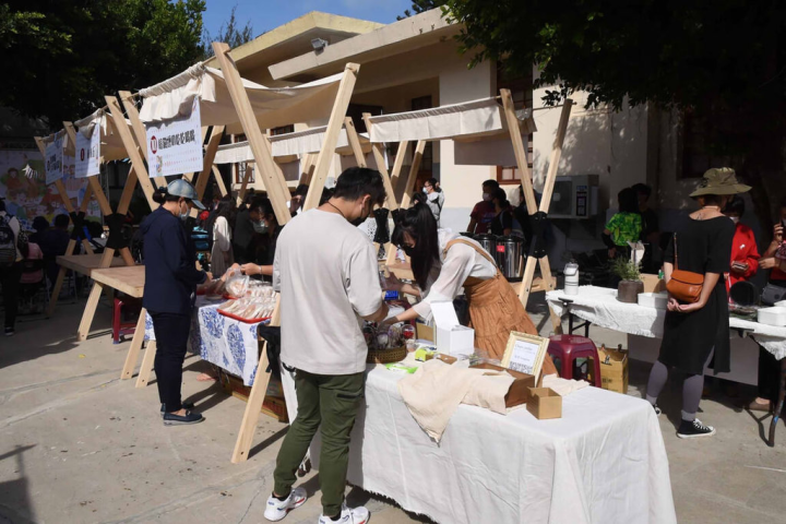 「逗振–澎湖縣文化創意產業發展中心暨社區總體營造中心成果展」29日起一連兩天熱鬧展開，透過澎湖文創家作品聯展、社區總體營造中心發表會、創育坊青年創意市集3大主題，展現澎湖文創與社區營造豐富成果。（澎湖縣政府提供）