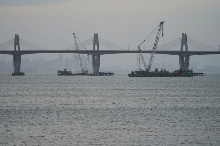 全長約5.4公里的金門大橋計畫在2010年就核定，經歷重新發包、2次修正建設計畫，第3手承包商在2016年接下未完成的70%工程後，今年終於宣告完工，預計30日開放通車。圖為金門大橋111年10月20日施工情形。