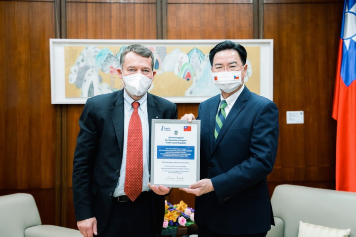 外交部長吳釗燮接受捷克非政府組織People in Need執行長帕納德（Šimon Pánek）致贈感謝狀。
