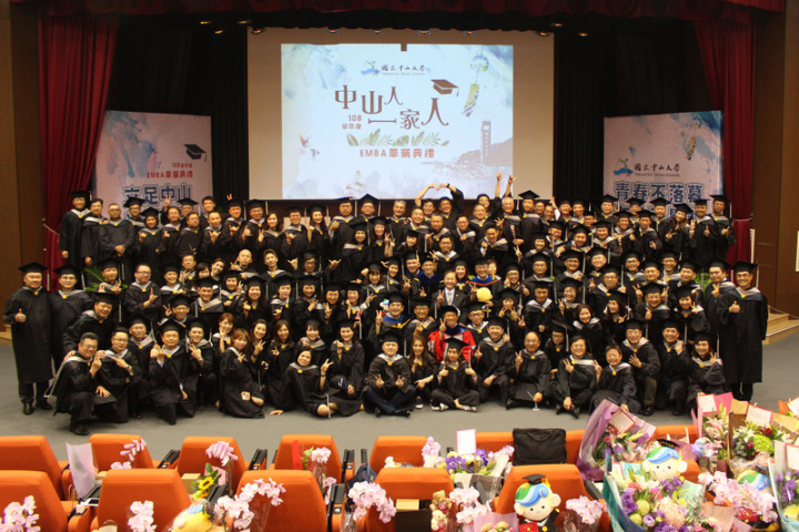 英國「金融時報」公布2022百大EMBA全球排行，中山大學奪第91名，為全台唯一入榜學校。圖為此次評比調查對象，中山大學EMBA第20屆學生於2019年畢業時合影。